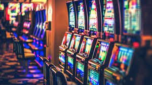 Trò chơi casino trực tiếp với người mẫu xinh đẹp